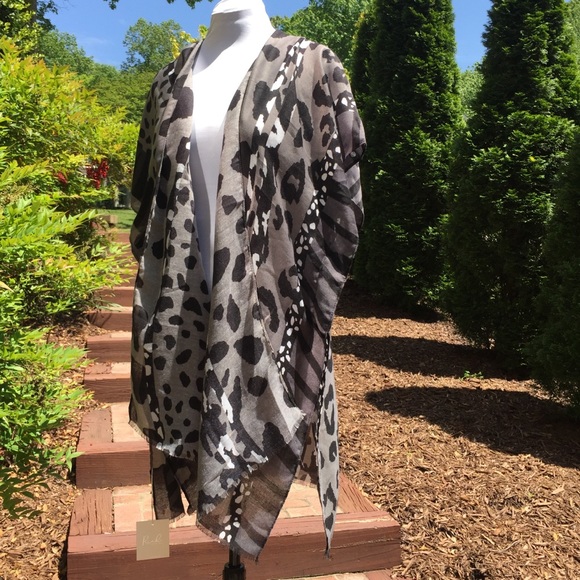NWT! VERY COOL BLACK/WHITE KIMONO - Picture 2 of 7